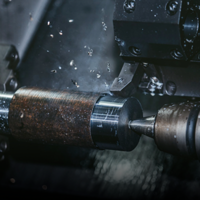 usinagem de aço em equipamento cnc com boa remoção de cavaco.
