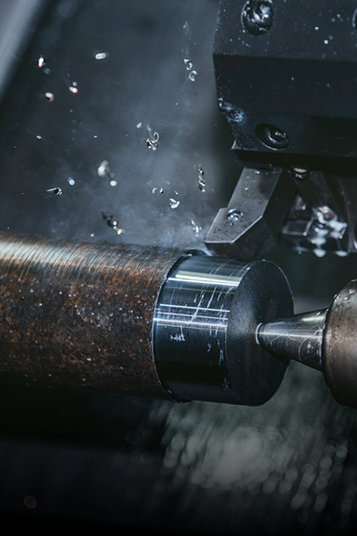 usinagem de aço em equipamento cnc com boa remoção de cavaco.