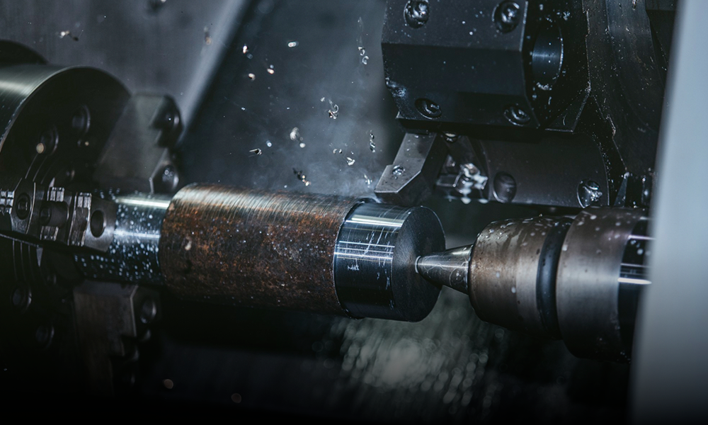 usinagem de aço em equipamento cnc com boa remoção de cavaco.