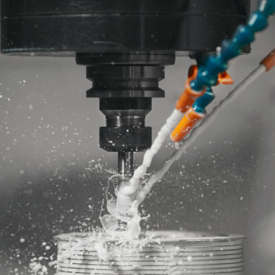 Usinagem com fluido de corte em máquina de usinagem.